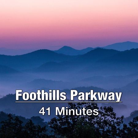 New Luxury Cabin With Stunning Mountainviews,Hottub, Firepit, Fireplace,2 Kingbeds, 2 Covereddecks,Bbqgrill, Shuffleboard And Pool Access Sevierville Exterior photo
