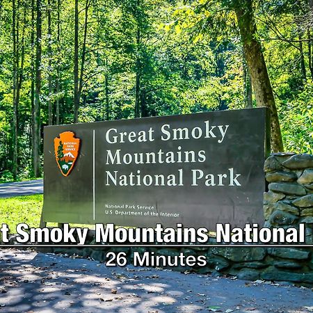 New Luxury Cabin With Stunning Mountainviews,Hottub, Firepit, Fireplace,2 Kingbeds, 2 Covereddecks,Bbqgrill, Shuffleboard And Pool Access Sevierville Exterior photo