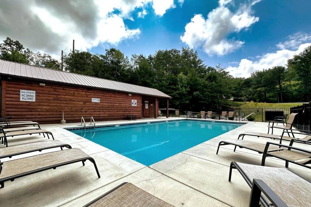 New Luxury Cabin With Stunning Mountainviews,Hottub, Firepit, Fireplace,2 Kingbeds, 2 Covereddecks,Bbqgrill, Shuffleboard And Pool Access Sevierville Exterior photo