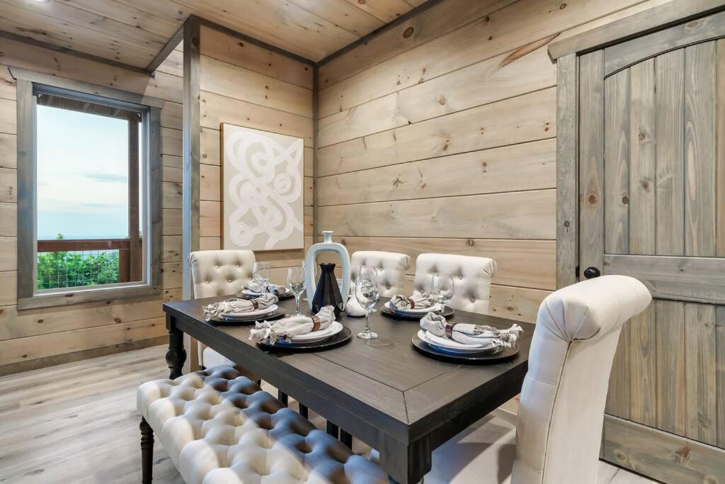 New Luxury Cabin With Stunning Mountainviews,Hottub, Firepit, Fireplace,2 Kingbeds, 2 Covereddecks,Bbqgrill, Shuffleboard And Pool Access Sevierville Exterior photo