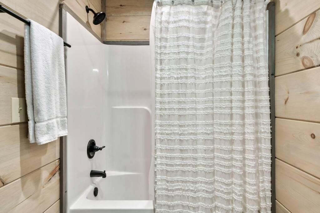 New Luxury Cabin With Stunning Mountainviews,Hottub, Firepit, Fireplace,2 Kingbeds, 2 Covereddecks,Bbqgrill, Shuffleboard And Pool Access Sevierville Exterior photo
