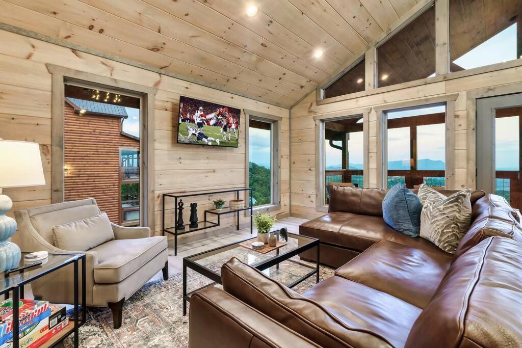 New Luxury Cabin With Stunning Mountainviews,Hottub, Firepit, Fireplace,2 Kingbeds, 2 Covereddecks,Bbqgrill, Shuffleboard And Pool Access Sevierville Exterior photo
