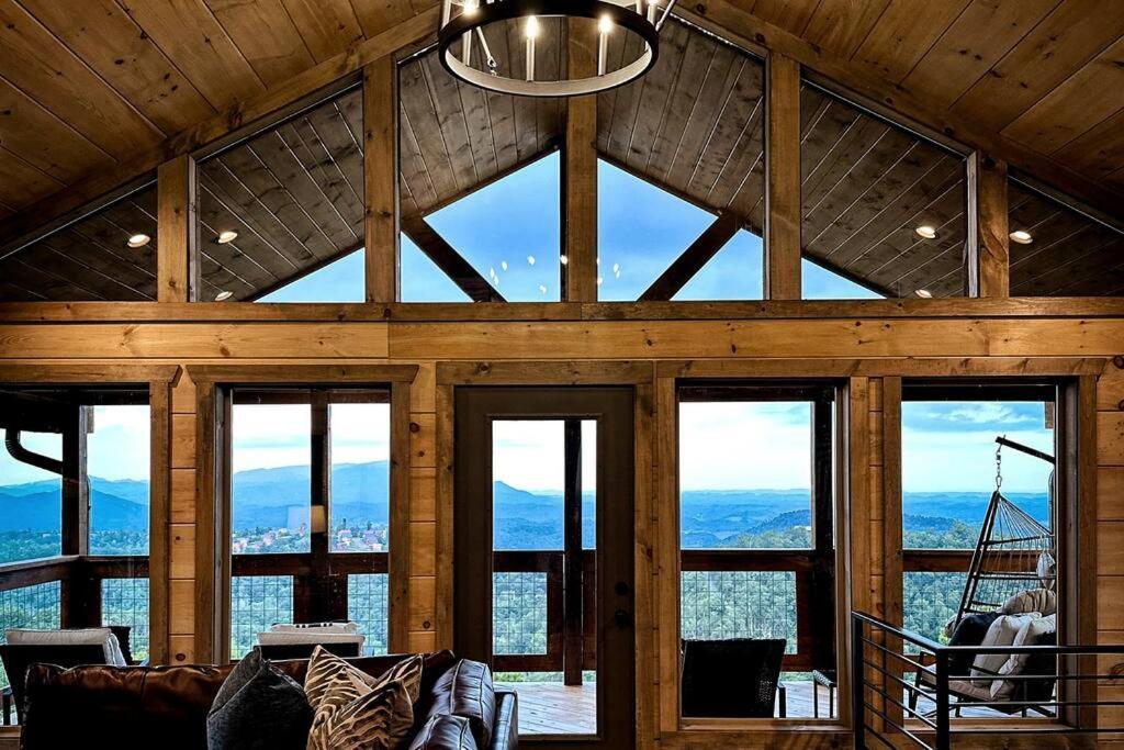 New Luxury Cabin With Stunning Mountainviews,Hottub, Firepit, Fireplace,2 Kingbeds, 2 Covereddecks,Bbqgrill, Shuffleboard And Pool Access Sevierville Exterior photo