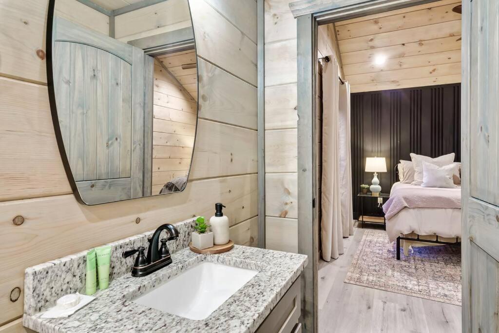 New Luxury Cabin With Stunning Mountainviews,Hottub, Firepit, Fireplace,2 Kingbeds, 2 Covereddecks,Bbqgrill, Shuffleboard And Pool Access Sevierville Exterior photo