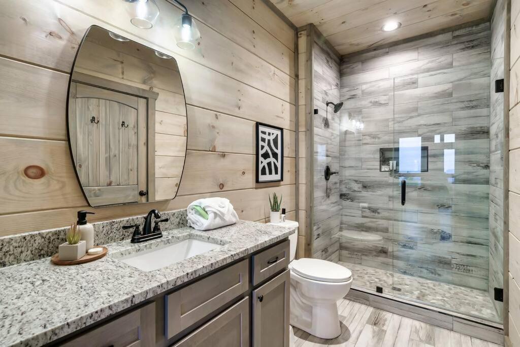 New Luxury Cabin With Stunning Mountainviews,Hottub, Firepit, Fireplace,2 Kingbeds, 2 Covereddecks,Bbqgrill, Shuffleboard And Pool Access Sevierville Exterior photo