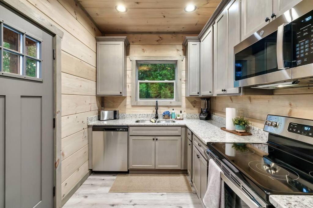 New Luxury Cabin With Stunning Mountainviews,Hottub, Firepit, Fireplace,2 Kingbeds, 2 Covereddecks,Bbqgrill, Shuffleboard And Pool Access Sevierville Exterior photo