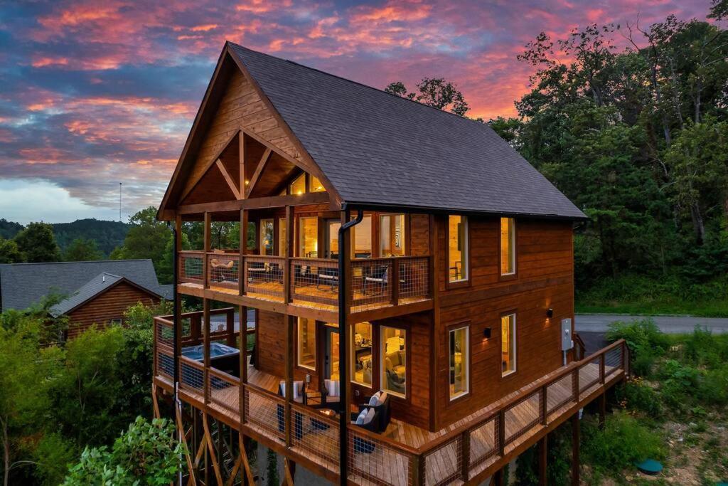 New Luxury Cabin With Stunning Mountainviews,Hottub, Firepit, Fireplace,2 Kingbeds, 2 Covereddecks,Bbqgrill, Shuffleboard And Pool Access Sevierville Exterior photo