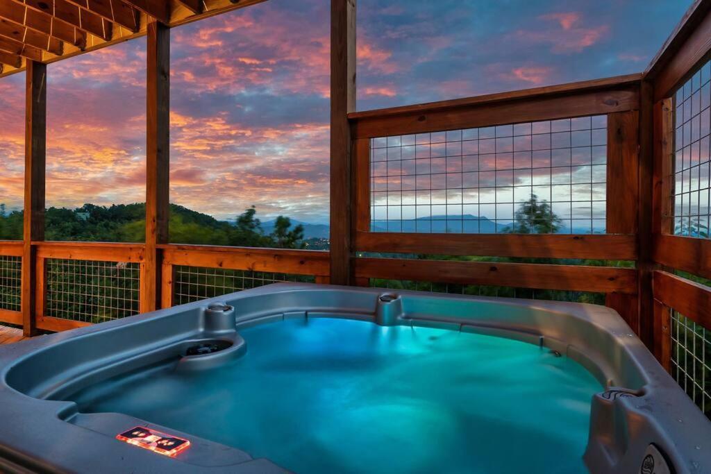 New Luxury Cabin With Stunning Mountainviews,Hottub, Firepit, Fireplace,2 Kingbeds, 2 Covereddecks,Bbqgrill, Shuffleboard And Pool Access Sevierville Exterior photo