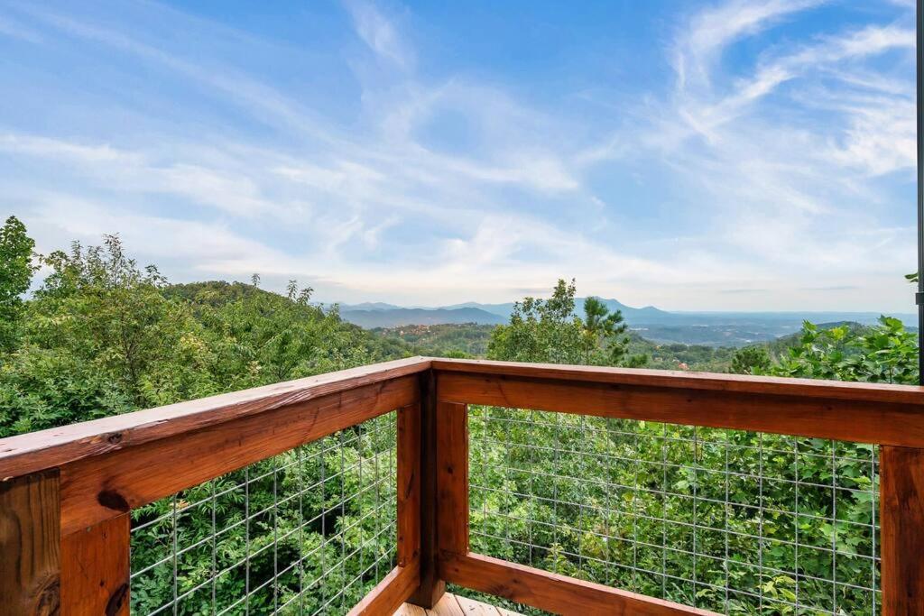 New Luxury Cabin With Stunning Mountainviews,Hottub, Firepit, Fireplace,2 Kingbeds, 2 Covereddecks,Bbqgrill, Shuffleboard And Pool Access Sevierville Exterior photo