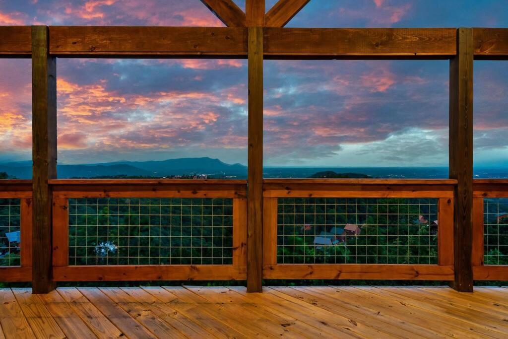 New Luxury Cabin With Stunning Mountainviews,Hottub, Firepit, Fireplace,2 Kingbeds, 2 Covereddecks,Bbqgrill, Shuffleboard And Pool Access Sevierville Exterior photo