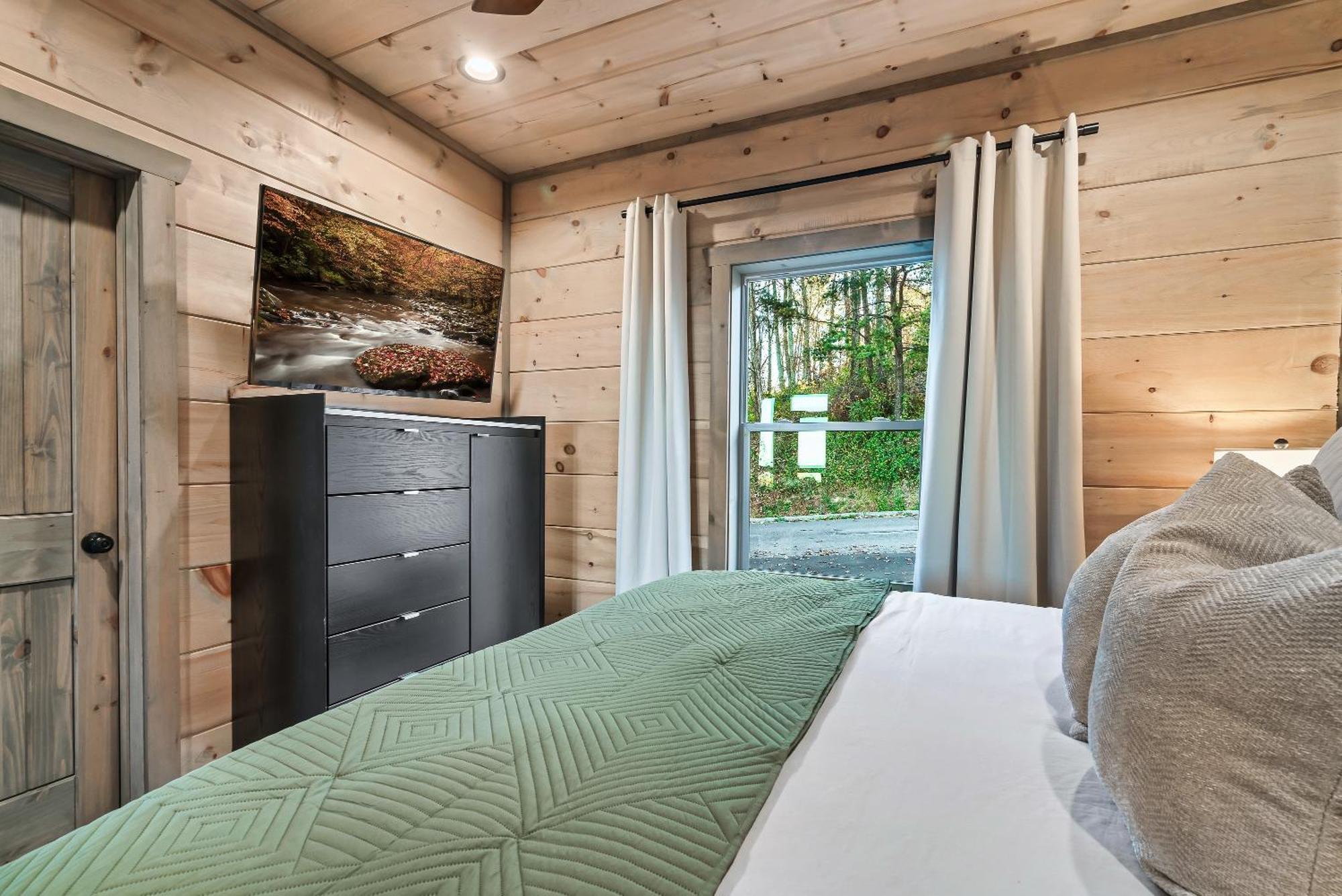 New Luxury Cabin With Stunning Mountainviews,Hottub, Firepit, Fireplace,2 Kingbeds, 2 Covereddecks,Bbqgrill, Shuffleboard And Pool Access Sevierville Exterior photo