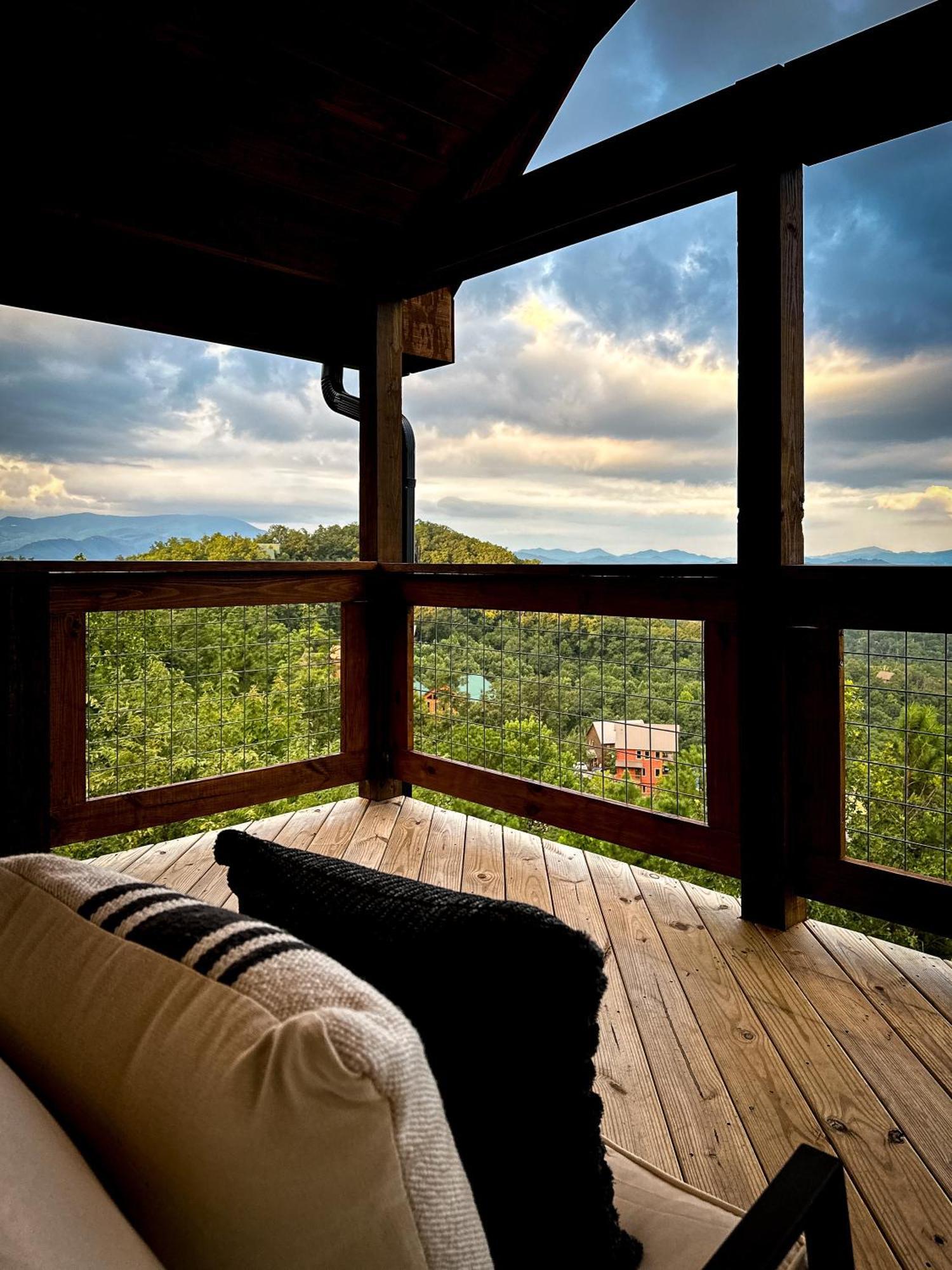 New Luxury Cabin With Stunning Mountainviews,Hottub, Firepit, Fireplace,2 Kingbeds, 2 Covereddecks,Bbqgrill, Shuffleboard And Pool Access Sevierville Exterior photo