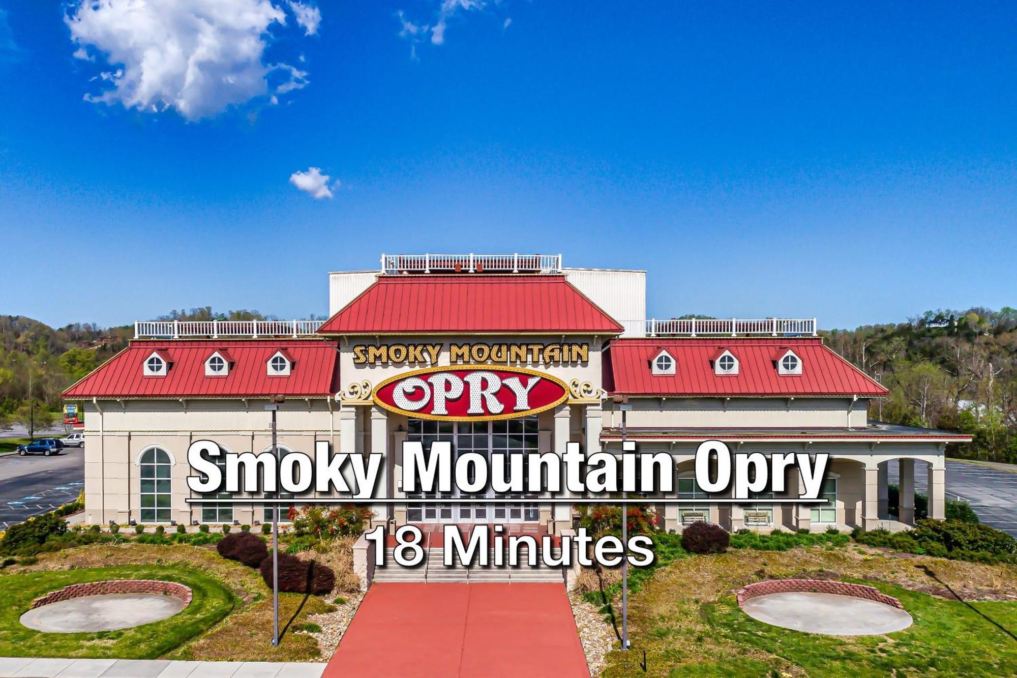 New Luxury Cabin With Stunning Mountainviews,Hottub, Firepit, Fireplace,2 Kingbeds, 2 Covereddecks,Bbqgrill, Shuffleboard And Pool Access Sevierville Exterior photo